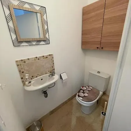 Bord De Avec Garage مينتون